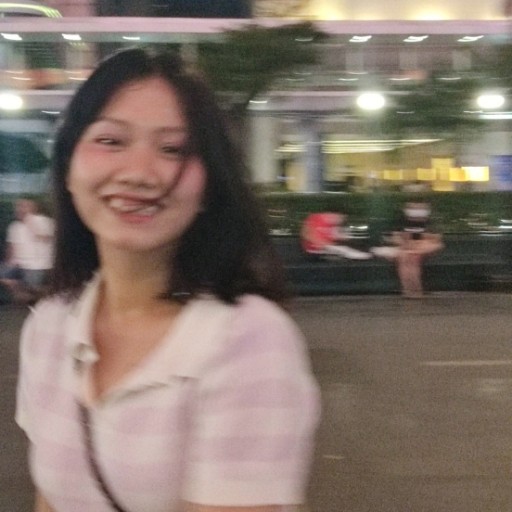 สายไหม ถือถุงขนม